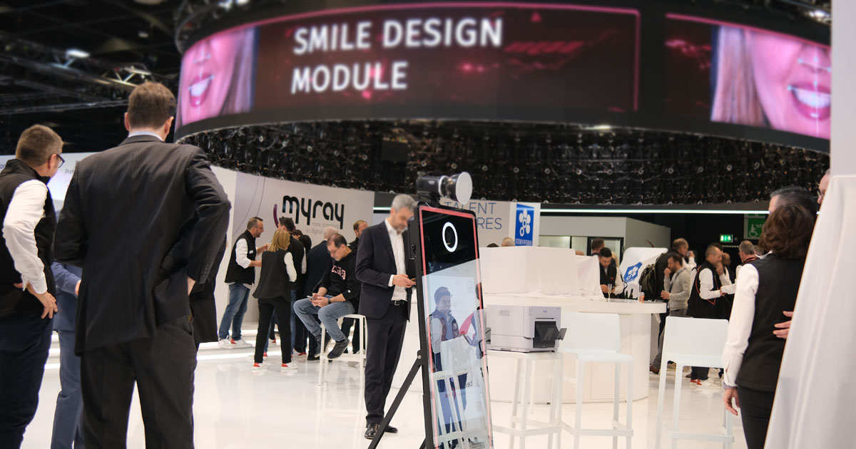 Messe Marketing Idee: Warum ein Fotospiegel der perfekte Besuchermagnet ist